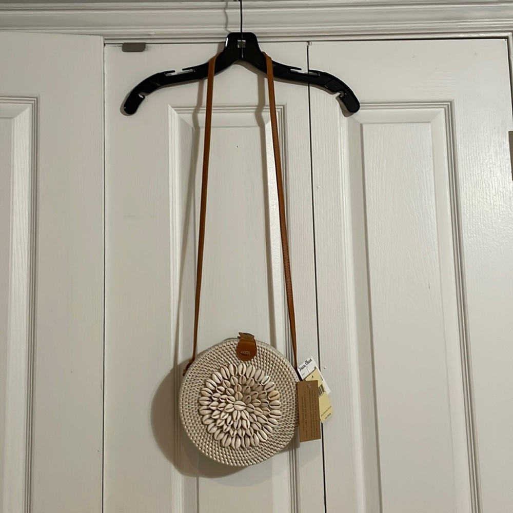 Cream seashell grass shoulder bag